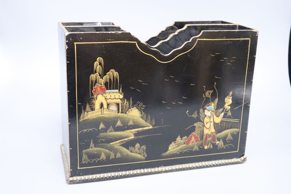 A Chinoiserie lacquer two division paper rack, height 23cm